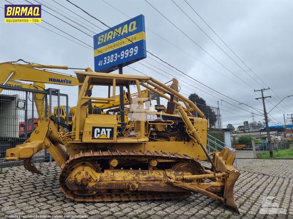 Trator de Esteira Caterpillar D5B