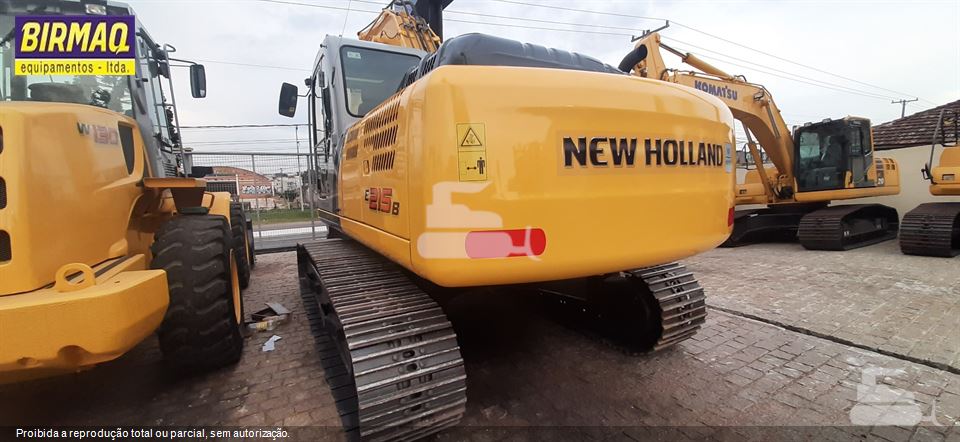 Escavadeira New Holland E215 ME