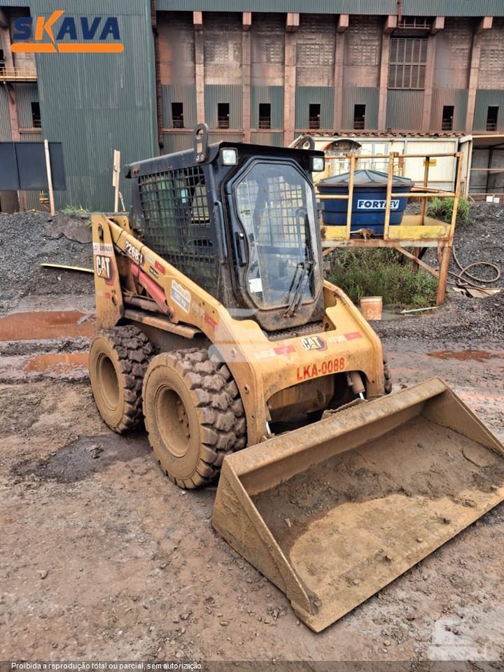 Mini-Carregadeira Caterpillar 226B