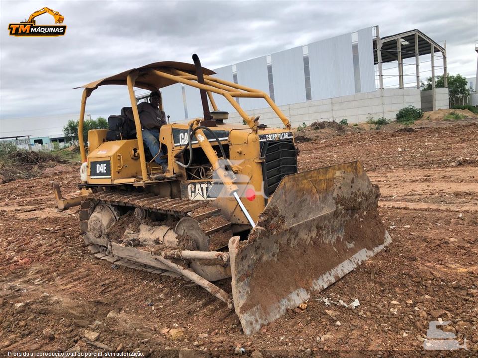 Trator de Esteira Caterpillar D4E