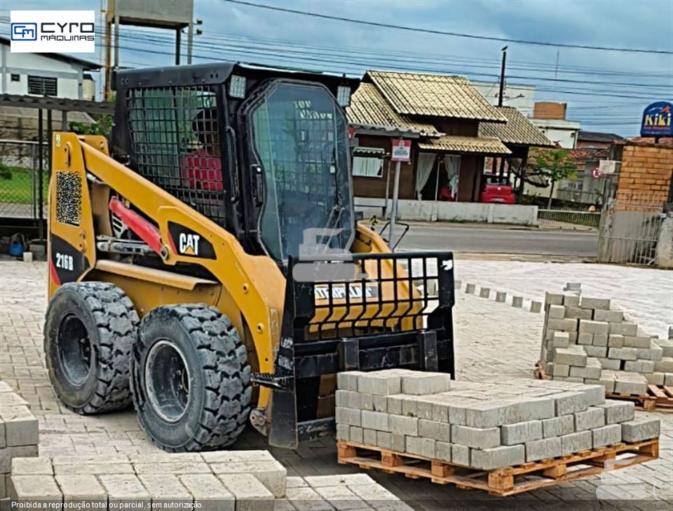 Mini-Carregadeira Caterpillar 216B