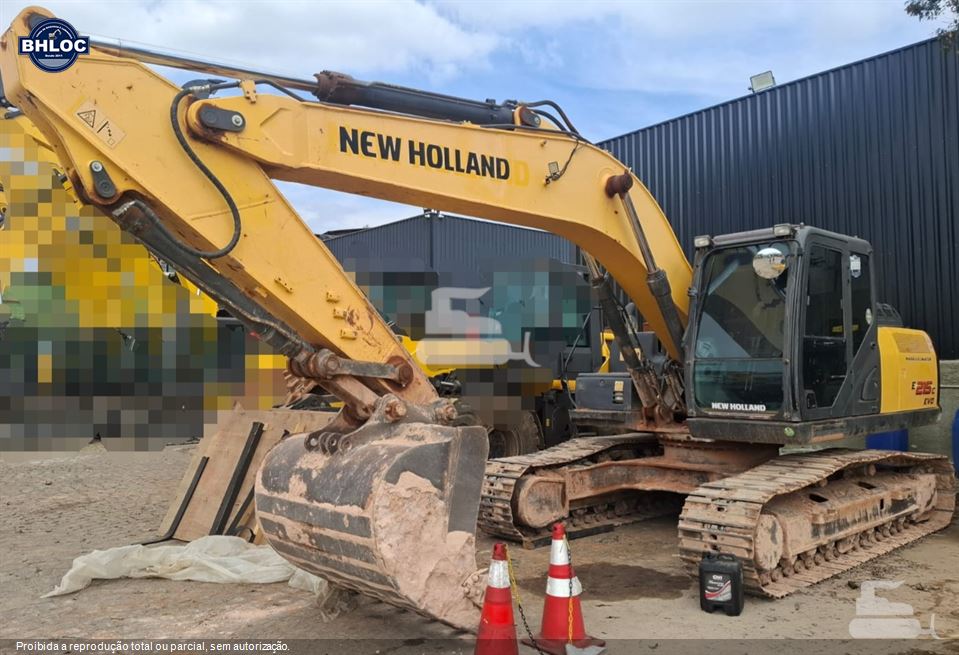 Escavadeira New Holland E215 C