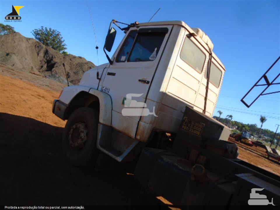 Caminhão Mercedes-Benz L-2325 6X4 3-Eixos 2p (diesel)