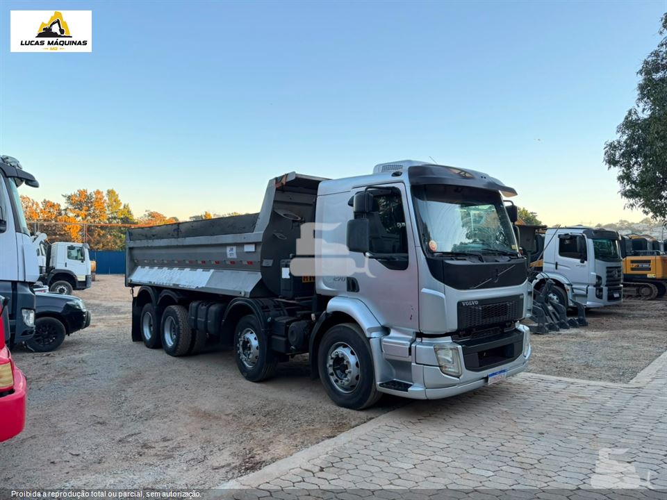 Caminhão Volvo VM 270 8x2 2p (Diesel) (E5)