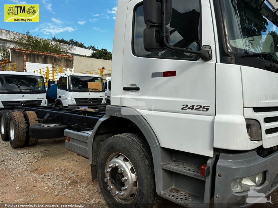 Caminhão Mercedes-Benz Atego 2425 3-Eixos 2p (diesel)