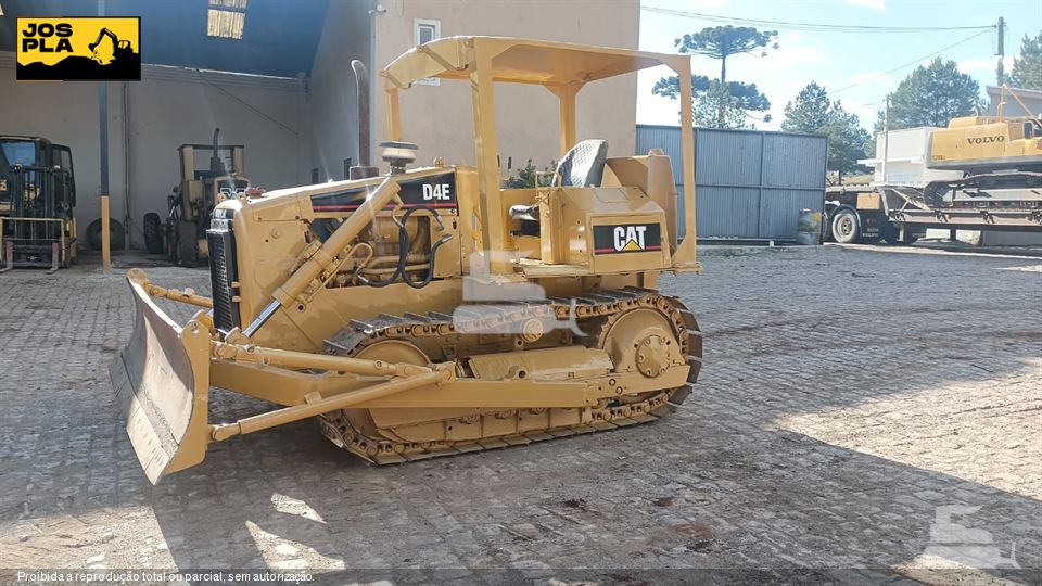 Trator de Esteira Caterpillar D4E