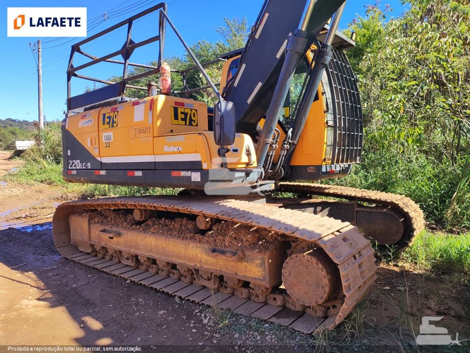Escavadeira Hyundai R220LC-9