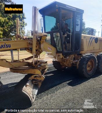 Motoniveladora Komatsu GD523A