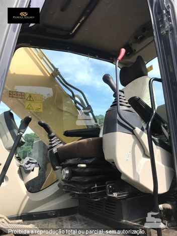 Escavadeira New Holland E245 C