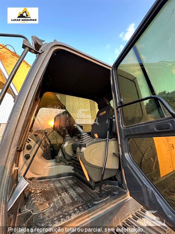 Escavadeira New Holland E215 C