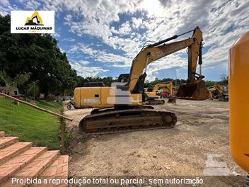 Escavadeira New Holland E215 B