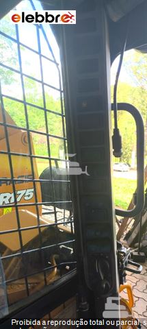 Mini-Carregadeira Case SR200B