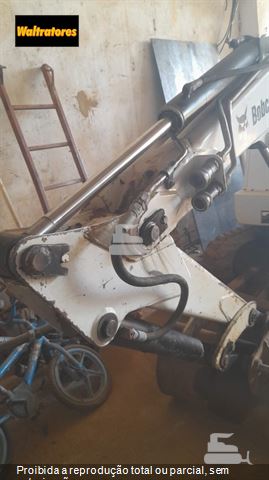 Mini-Escavadeira Bobcat 325