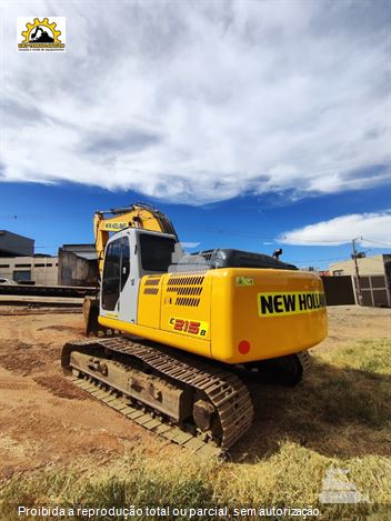 Escavadeira New Holland E215 B