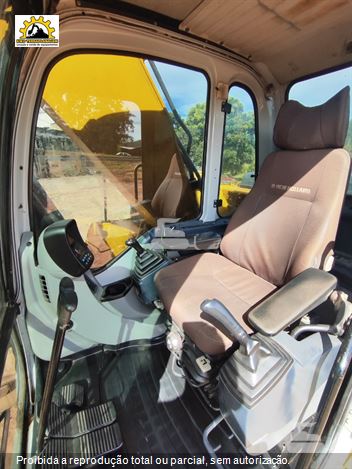 Escavadeira New Holland E215 B