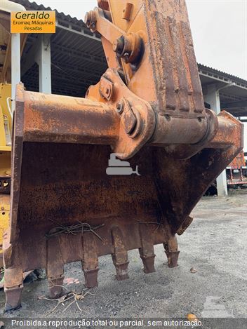 Escavadeira New Holland E215 LC