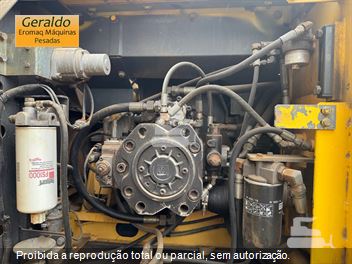 Escavadeira New Holland E215 LC