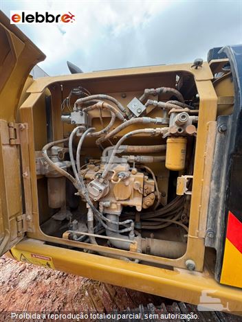 Escavadeira Caterpillar 318D2L
