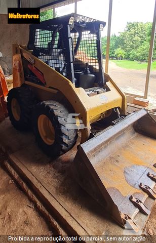 Mini-Carregadeira Caterpillar 226B