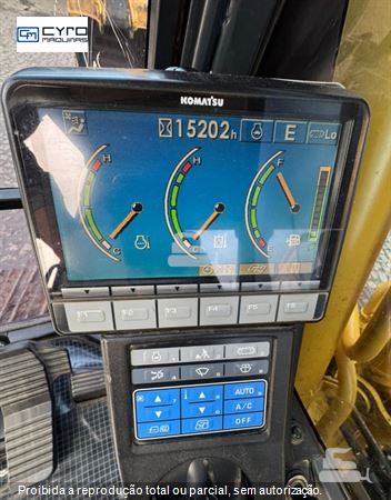 Escavadeira Komatsu PC200