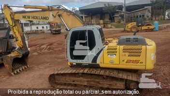 Escavadeira New Holland E215 B