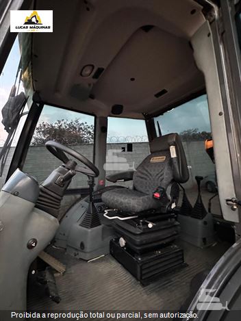 Retro Escavadeira New Holland B95B