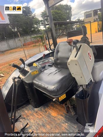 Mini-Escavadeira Bobcat 325