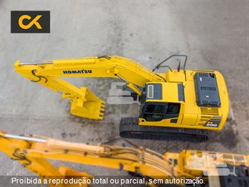 Escavadeira Komatsu PC200