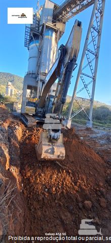 Escavadeira Caterpillar 320