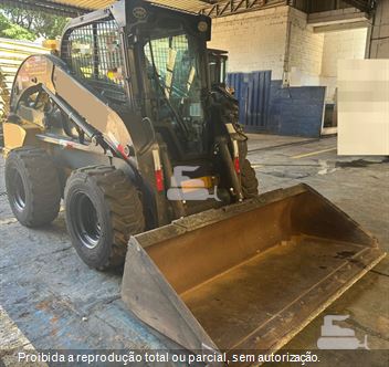 Mini-Carregadeira New Holland L225