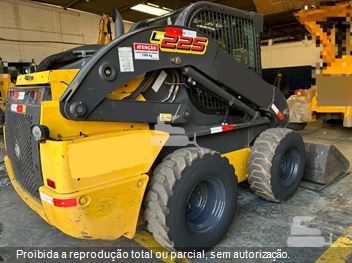 Mini-Carregadeira New Holland L225