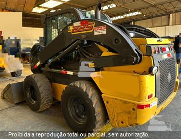 Mini-Carregadeira New Holland L225