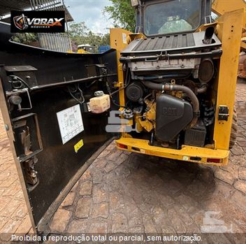 Mini-Carregadeira Caterpillar 226B 3