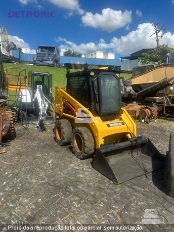 Mini-Carregadeira Caterpillar 226B