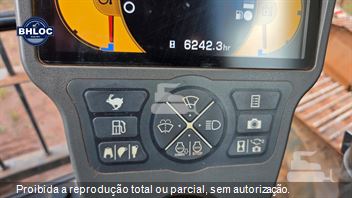 Escavadeira New Holland E215 C