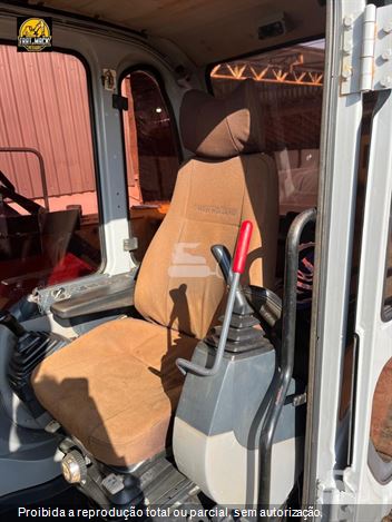 Escavadeira New Holland E215 B