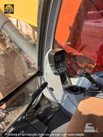 Escavadeira New Holland E215 B