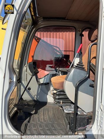 Escavadeira New Holland E215 B