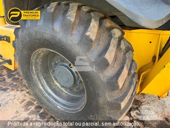 Retro Escavadeira New Holland B95B