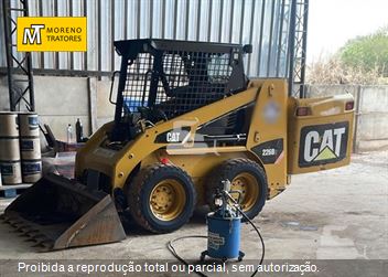 Mini-Carregadeira Caterpillar 226B 3