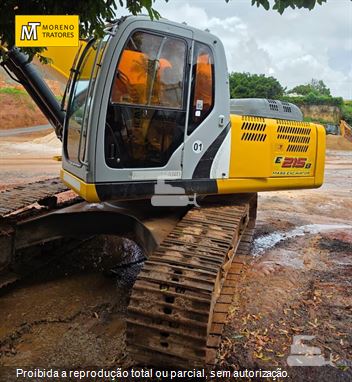 Escavadeira New Holland E215 B