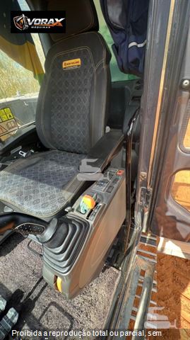 Escavadeira New Holland E215 C