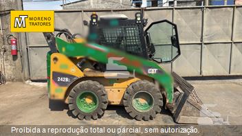 Mini-Carregadeira Caterpillar 242B