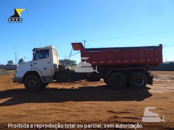 Caminhão Mercedes-Benz L-2325 6X4 3-Eixos 2p (diesel)